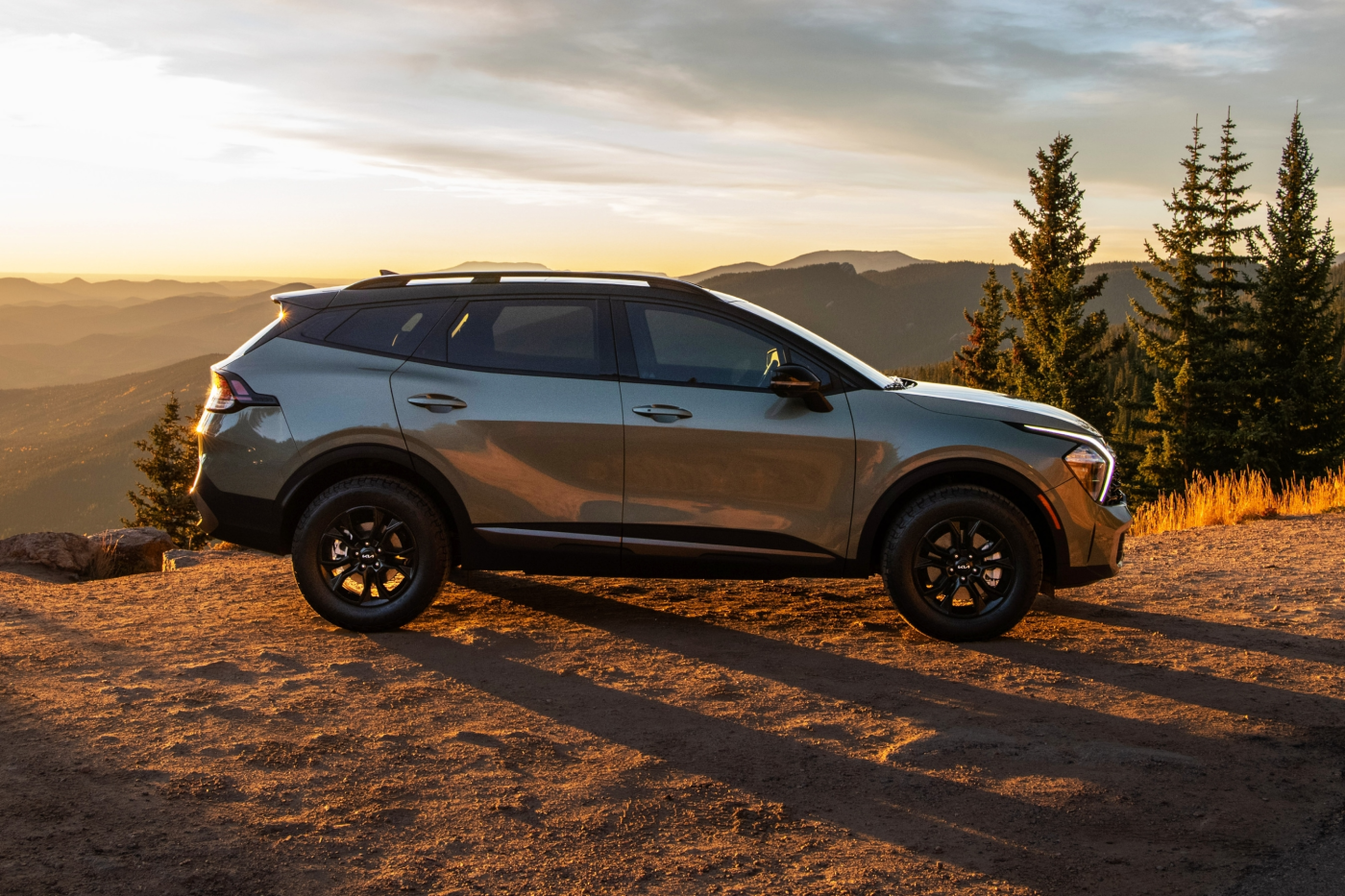 2023 Kia Sportage Side Profile with Mountain Backdrop 2023 Kia Sportage Side Profile with Mountain Backdrop