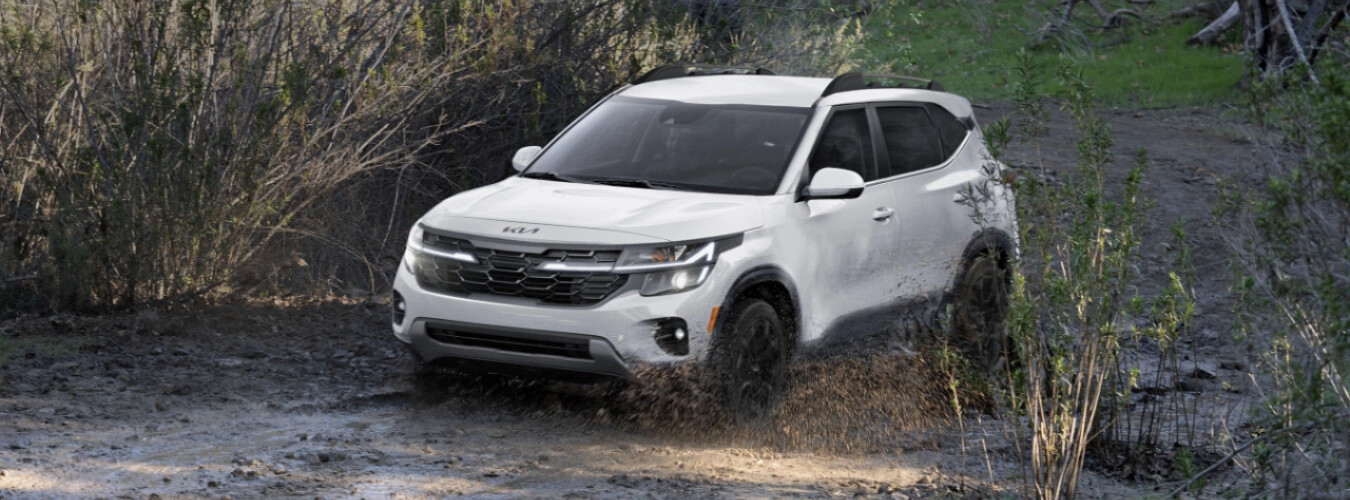2024 Kia Seltos Driving through muddy area in woods 2024 Kia Seltos Driving through muddy area in woods