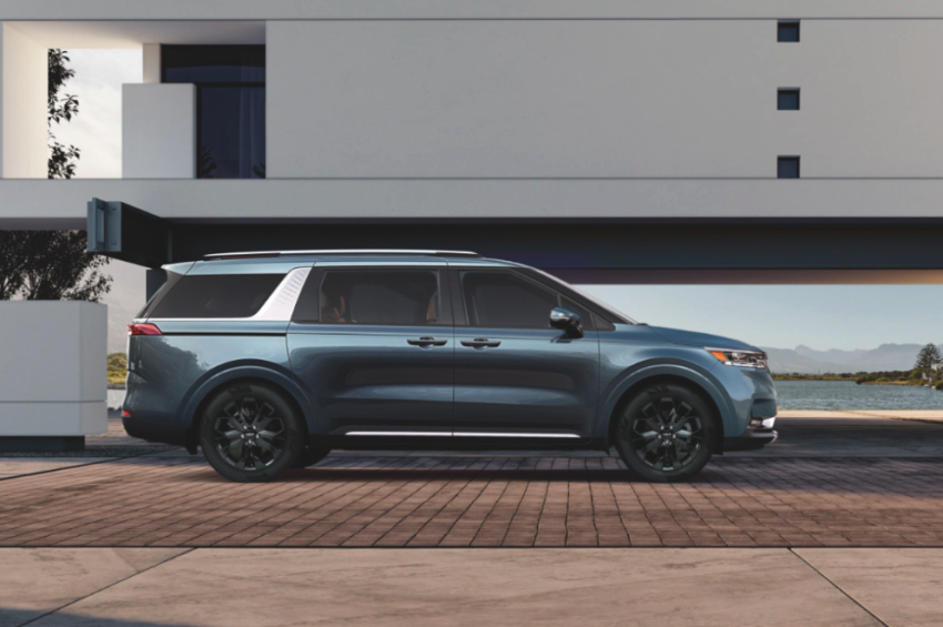 2022 Kia Carnival Side View