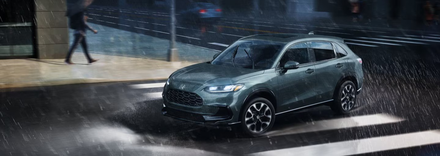 2027 Honda HR-V 2027 Honda HR-V driving through intersection in the rain at night