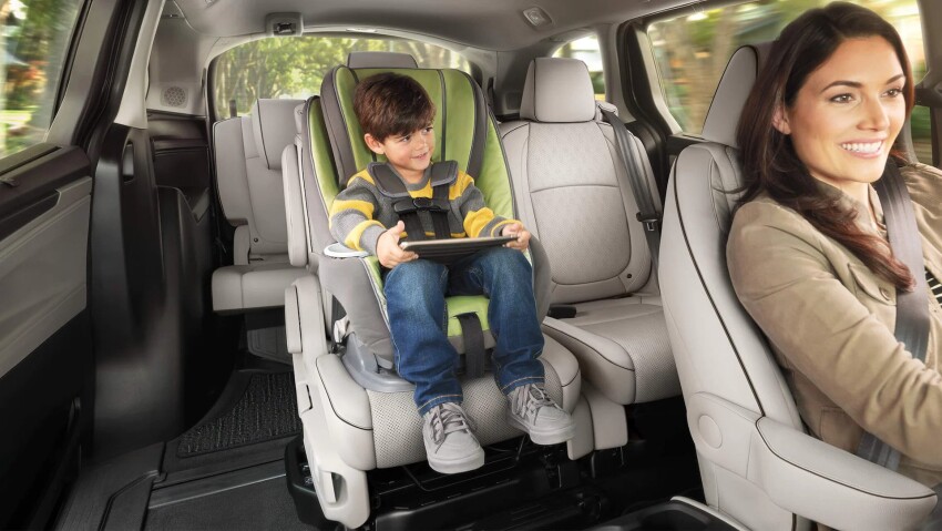2022 Honda Odyssey Rear Seats, Mother with her Toddler