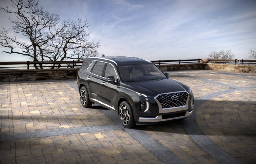 Black 2022 Hyundai Palisade parked on brick drive Black 2022 Hyundai Palisade parked on brick drive