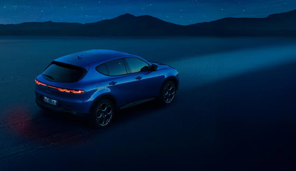 2025 Alfa Romeo Tonale 2025 Alfa Romeo Tonale driving in desert at night