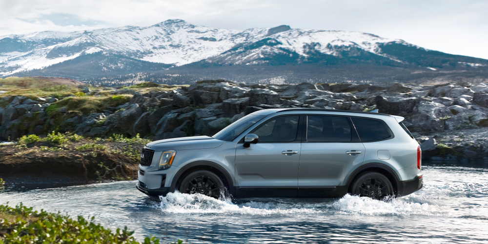 2022 Kia Telluride driving through water crossing 2022 Kia Telluride driving through water crossing