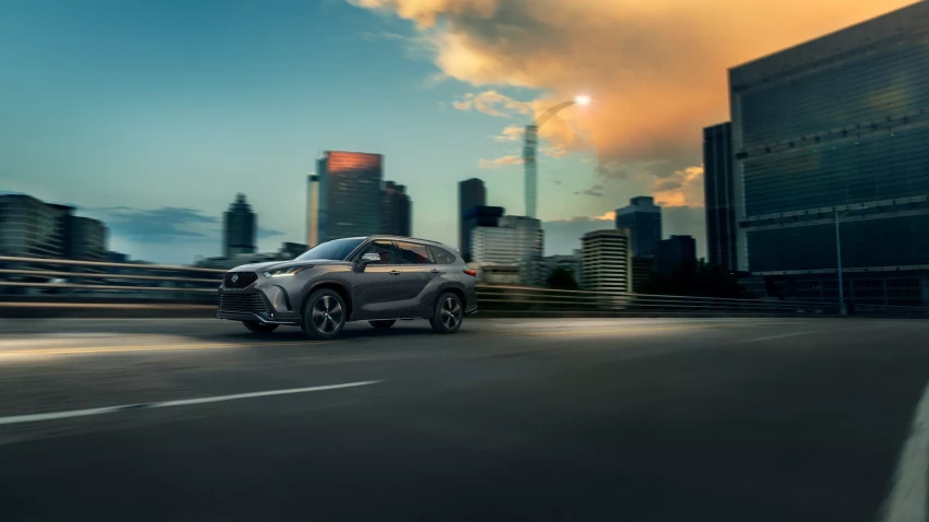 2022 Toyota Highlander Hybrid Driving in City
