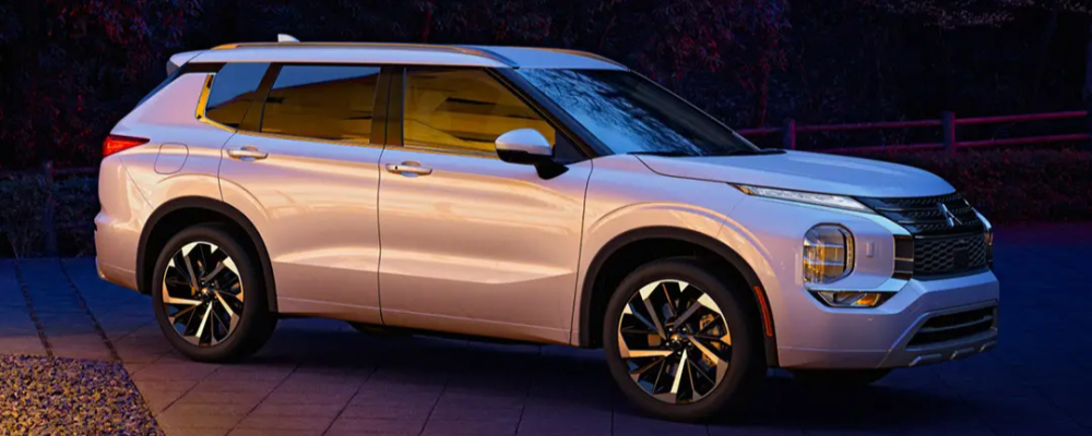 2025 Mitsubishi Outlander 2025 Mitsubishi Outlander parked at night