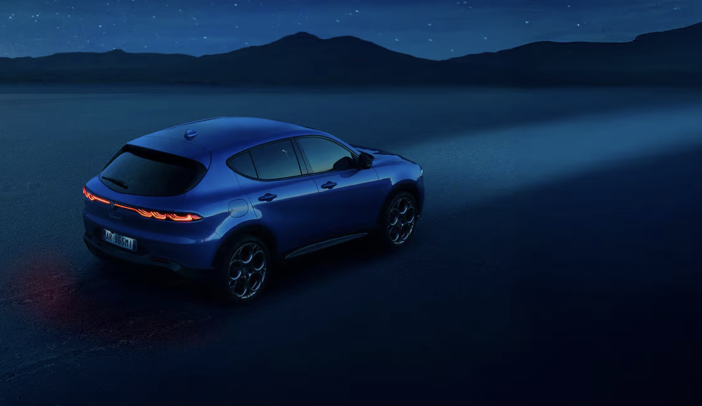 2025 Alfa Romeo Tonale 2025 Alfa Romeo Tonale driving in desert at night