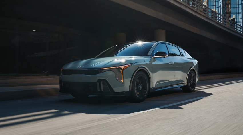 2025 Kia K4 Driving in the City