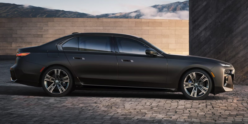 2024 BMW 7 Series Side Profile