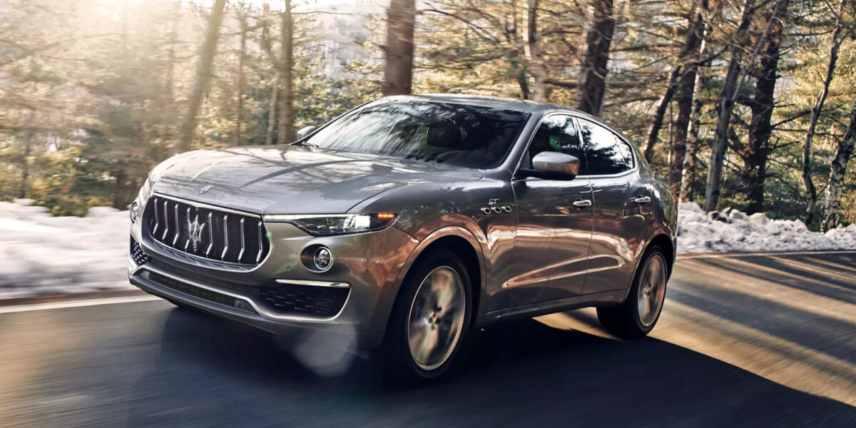 2025 Maserati Levante Beige Maserati Levante driving on road snow