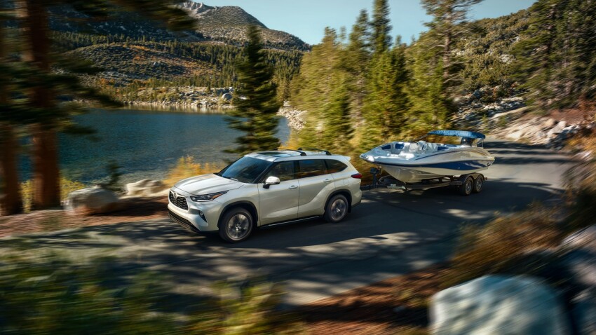 2021 Toyota Highlander Towing Boat