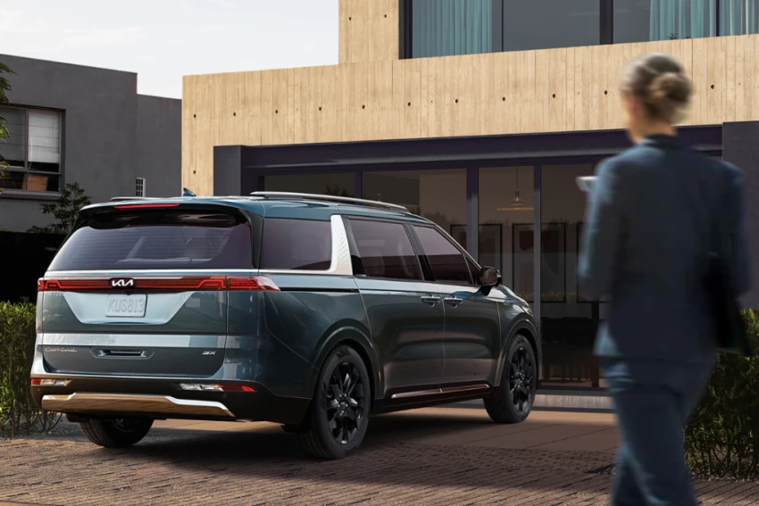2022 Kia Carnival Parked