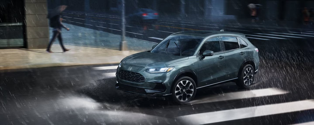 2027 Honda HR-V 2027 Honda HR-V driving through intersection in the rain at night