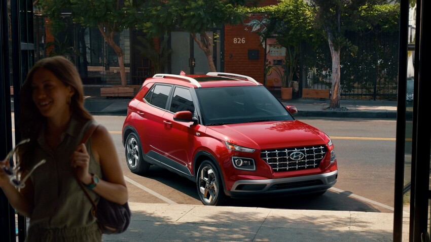 2022 Hyundai Venue 2022 Hyundai Venue Red Parked