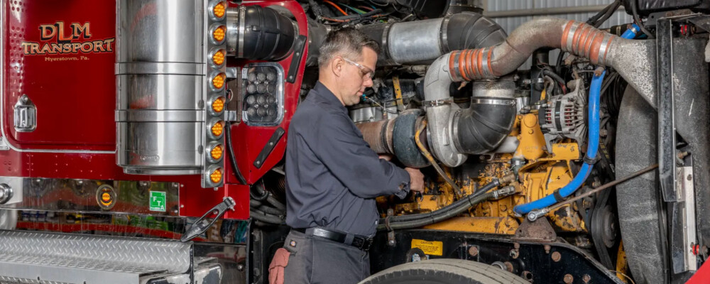 Semi-Truck Diesel Engine w/ Mechanic